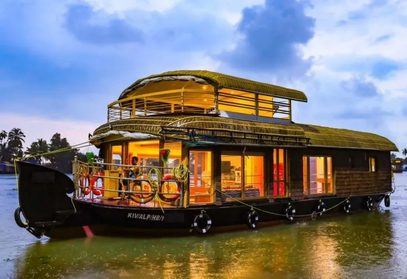 Private houseboat overnight